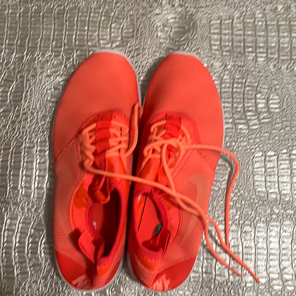 New without tag. Nike tennis shoe